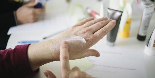 the rejuvenation of the skin of the hands at home