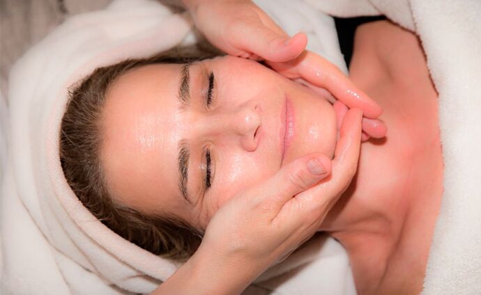 Regenerating face massage with cosmetic oil
